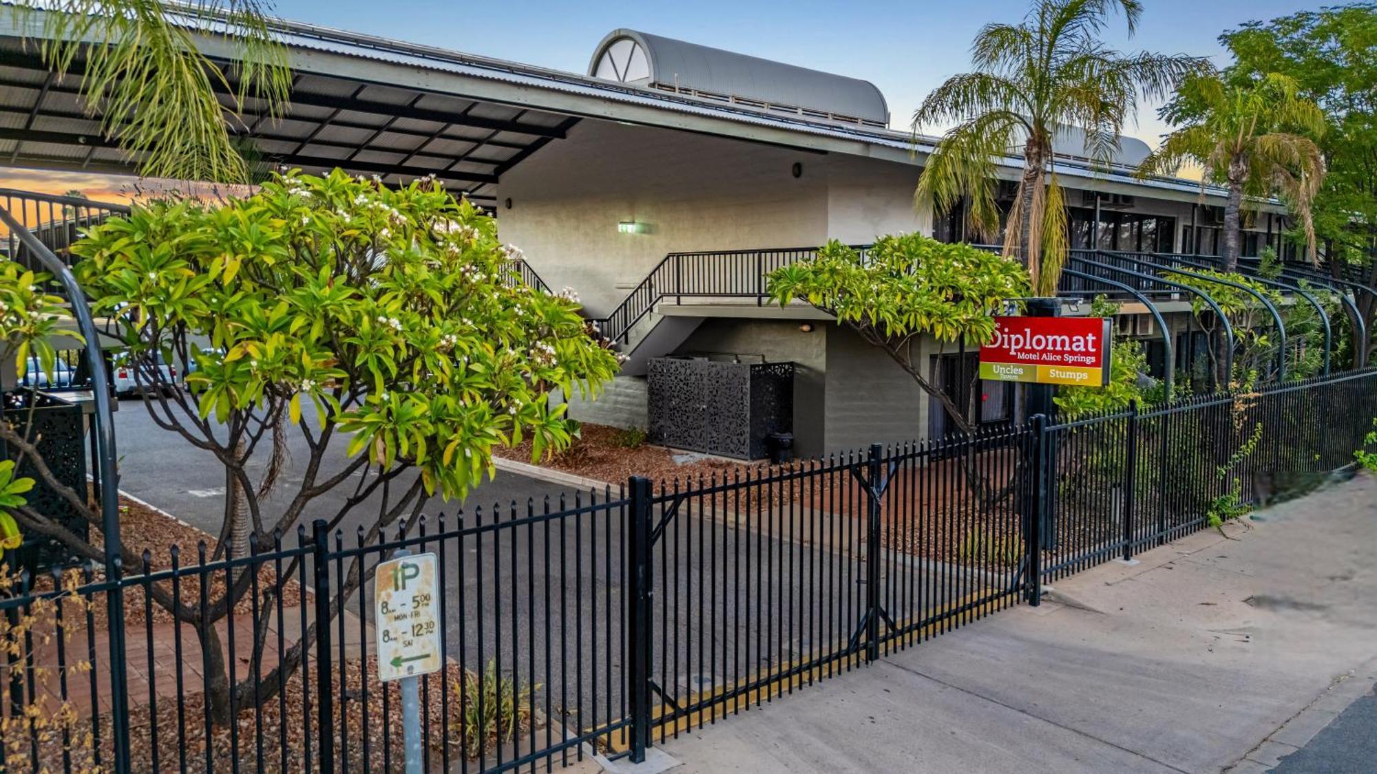 Diplomat Hotel Alice Springs Exterior photo